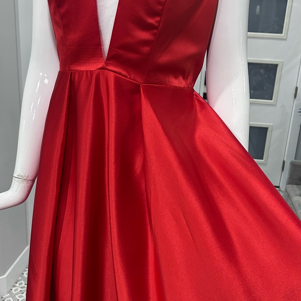 NWT 🩸Elegant Red Evening Gown. - Picture 13 of 17